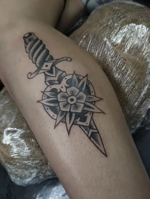 Tatuaje Daga y flor en estilo tradicional — Seba Puratinta, Hurlingham