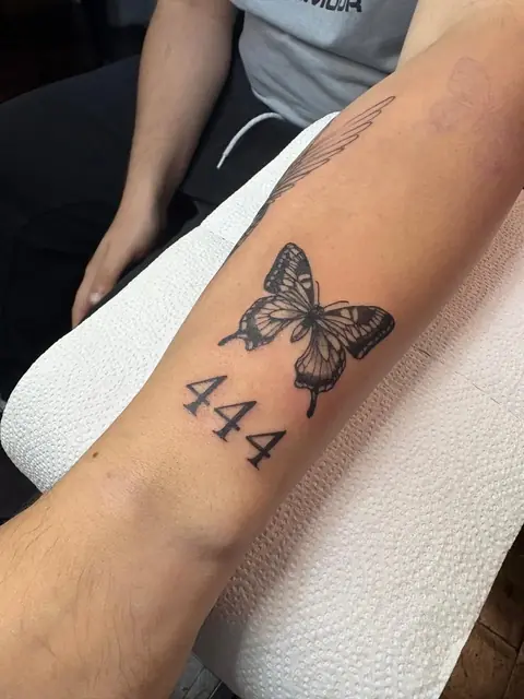 Tatuaje Mariposa 444 en estilo blackwork — Seba Puratinta, Hurlingham
