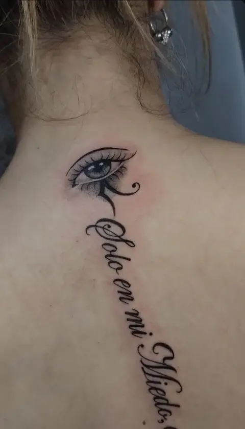 Tatuaje Ojo y frase en estilo línea fina — Seba Puratinta, Hurlingham